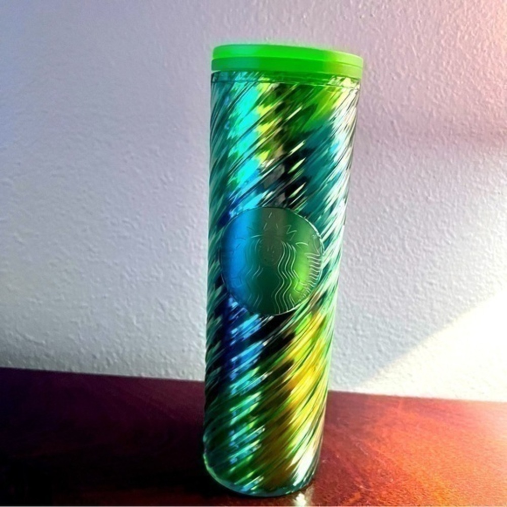 đNWT Starbucks 2023 green swirl holiday cup with lid 16 oz.
